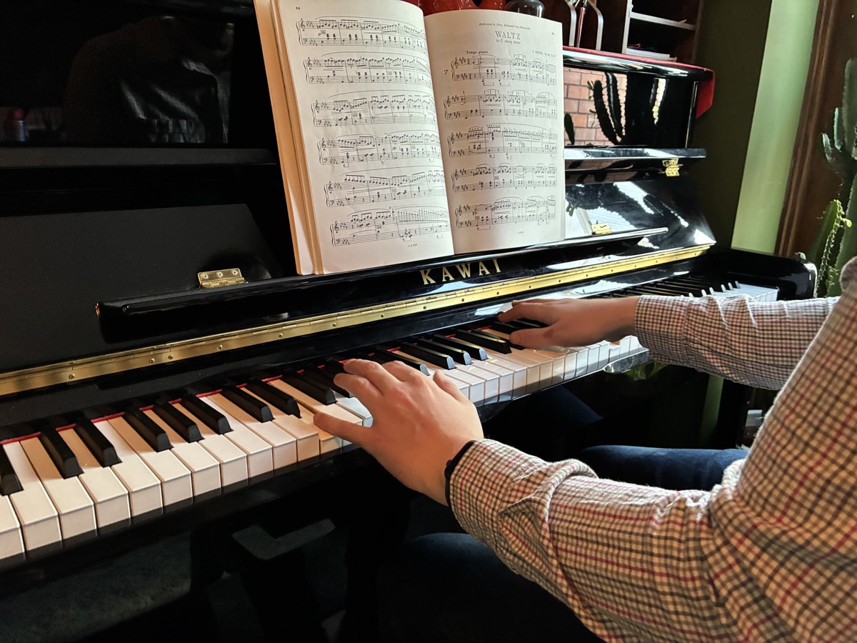 Playing the piano from sheet music